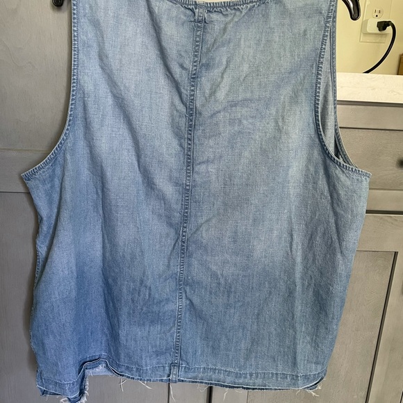 Gap V neck chambray top - Picture 3 of 3